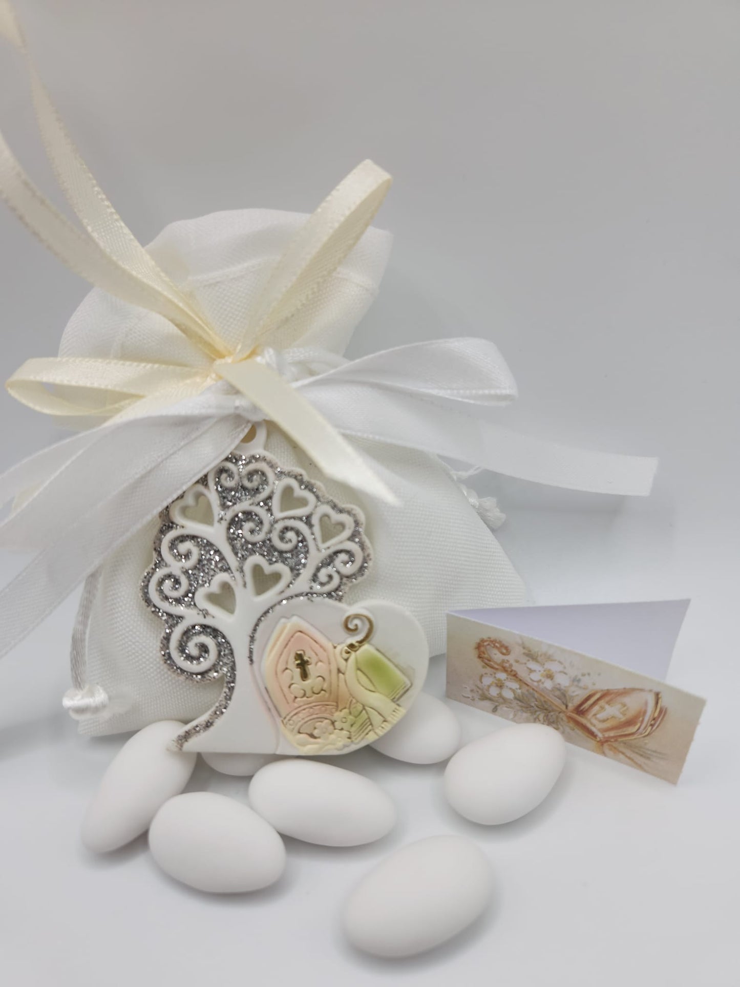 Bomboniere Mitra mit Confetti und Namenskärtchen 