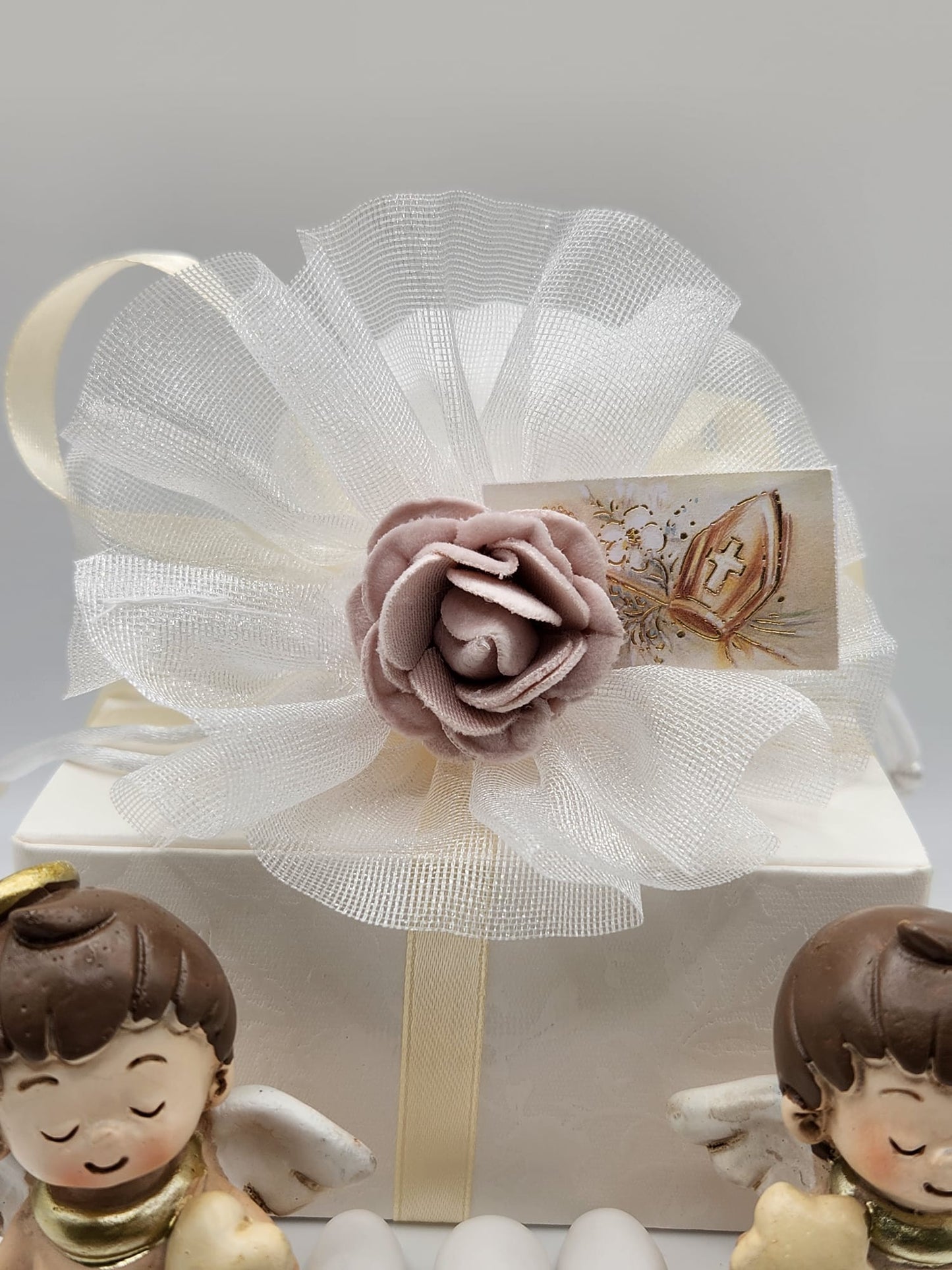 Angelo mit Mitra für die Firmung incl. Mandelsäckchen und Confetti, Namenskärtchen 