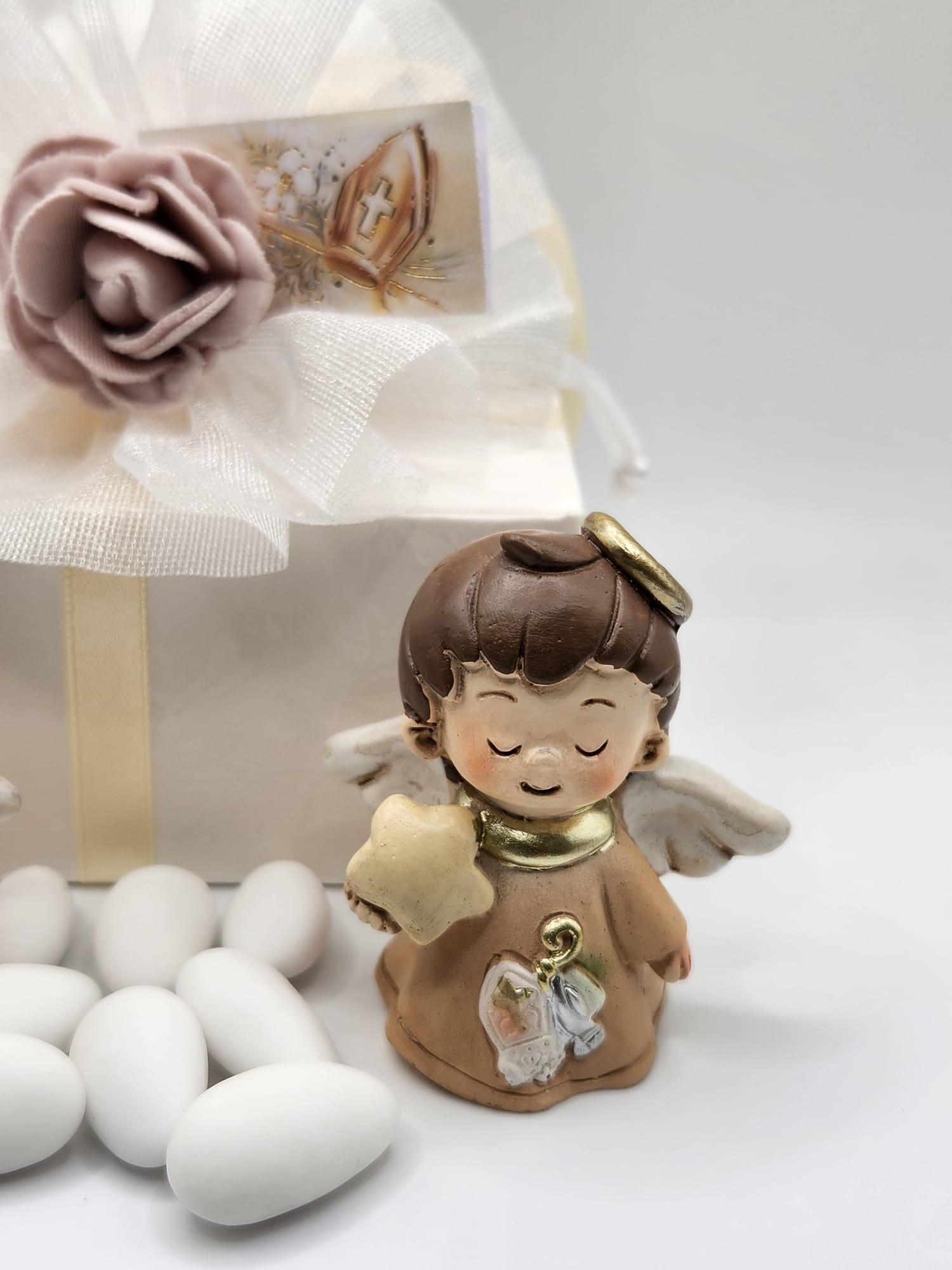 Angelo mit Mitra für die Firmung incl. Mandelsäckchen und Confetti, Namenskärtchen 