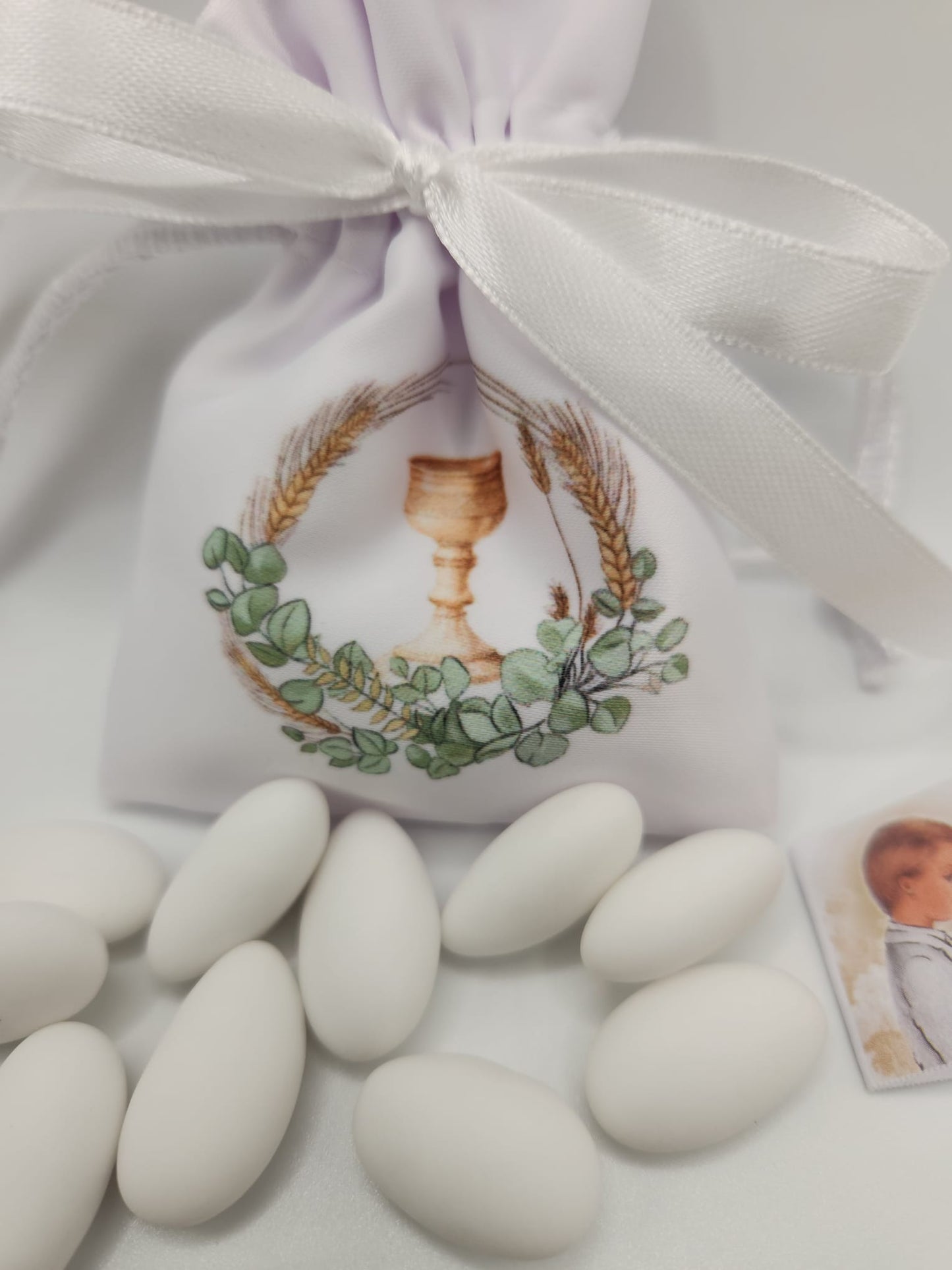 Mandelsäckchen mit Kelch, Eukalyptuskranz und Ähren zur Kommunion