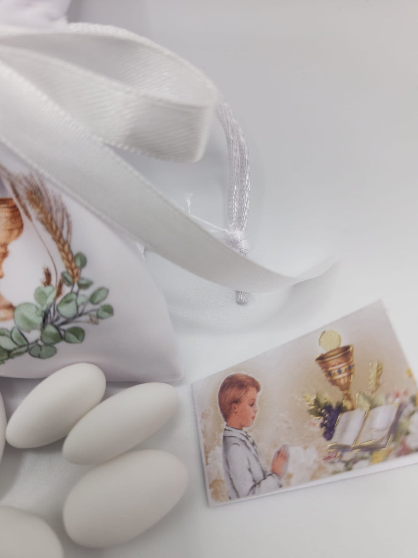 Mandelsäckchen mit Kelch, Eukalyptuskranz und Ähren zur Kommunion