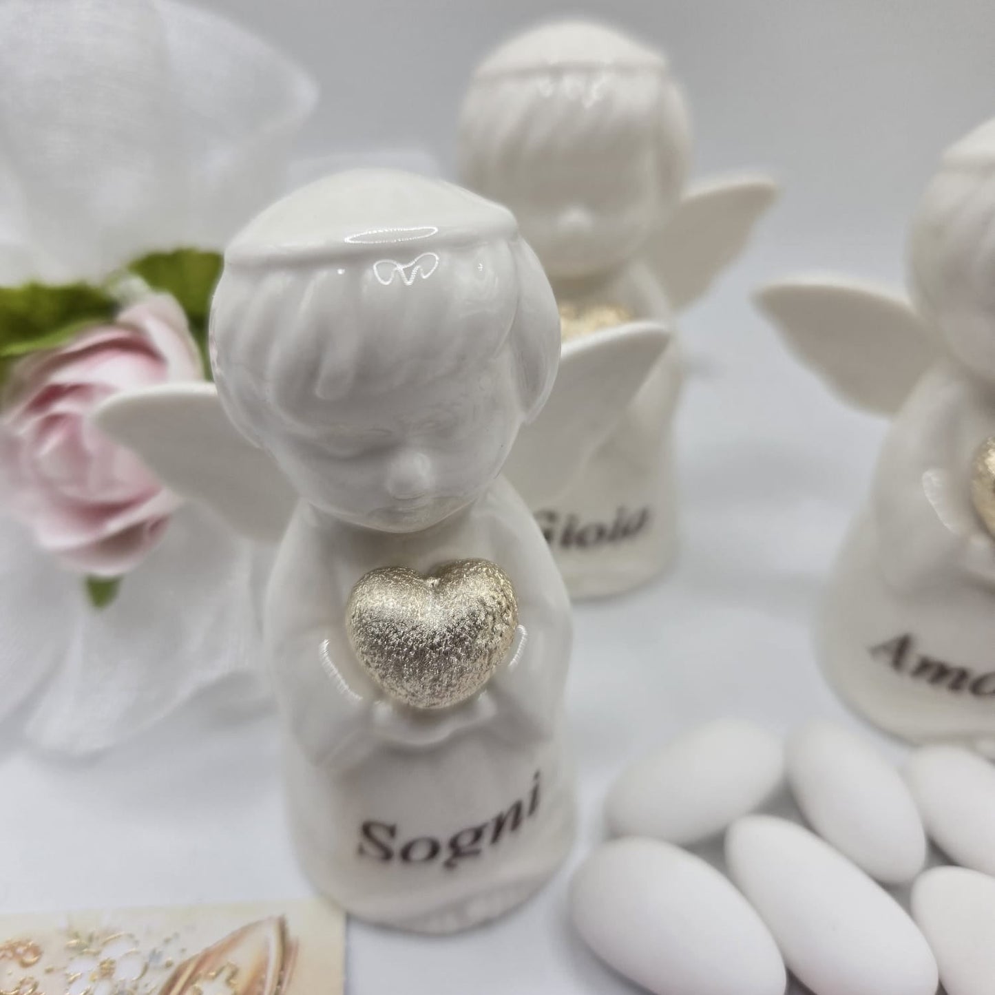 Bomboniere- Gastgeschenk Engel aus Porzellan mit goldfarbenem Herz