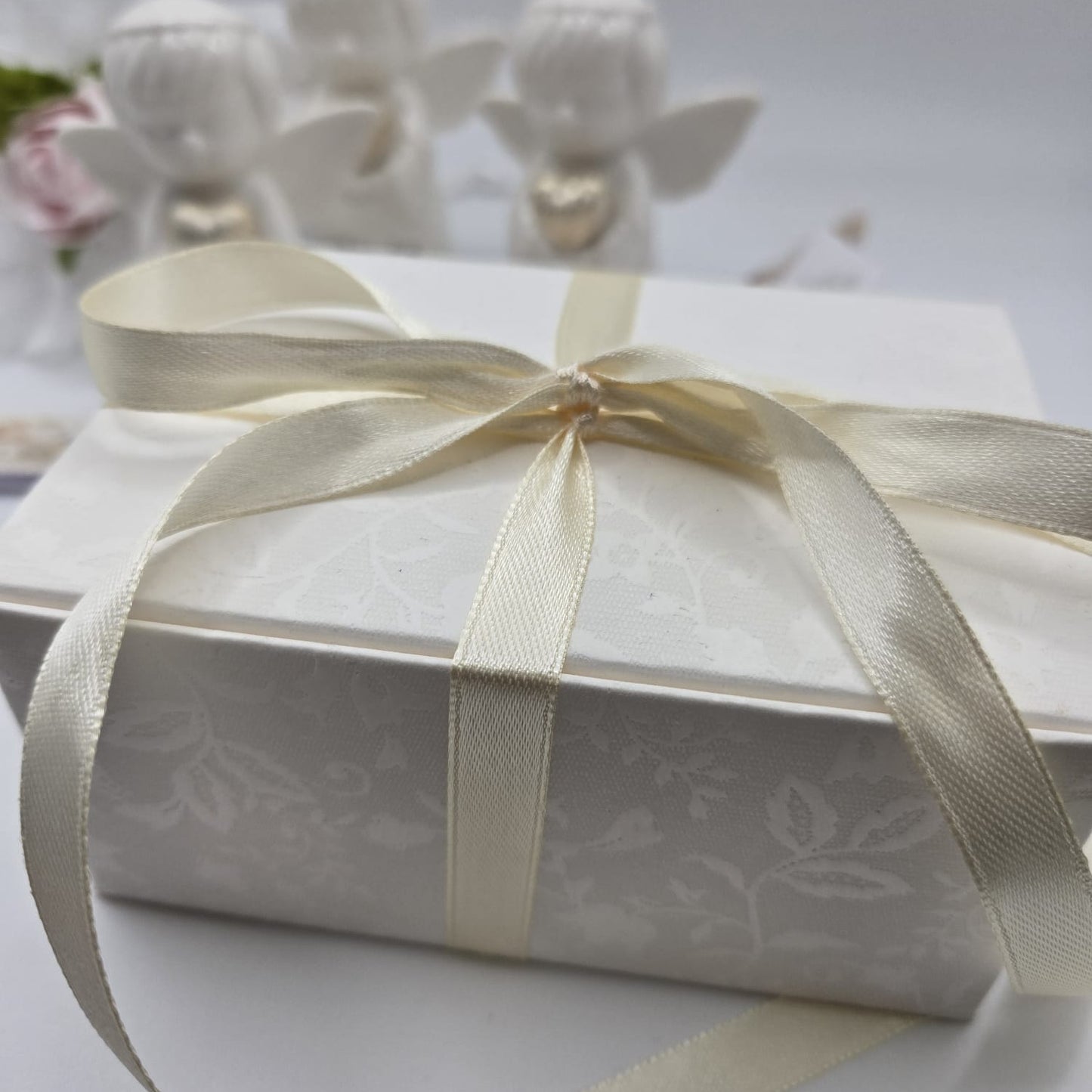 Bomboniere- Gastgeschenk Engel aus Porzellan mit goldfarbenem Herz
