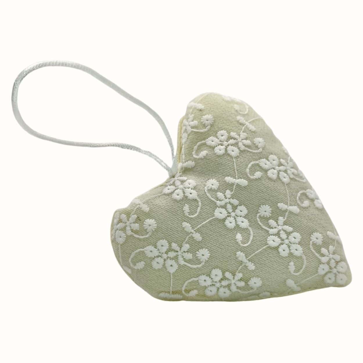 Mandelsäckchen Herz mit romantischer Bestickung - personalisierbar - Pina´s Bombonieren