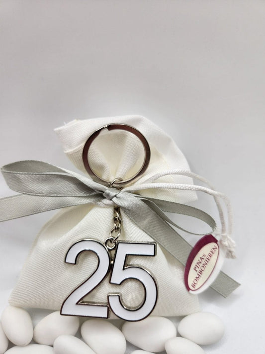 Mandelsäckchen Schlüßelanhänger silberfarbig mit einer 25. - Pina´s Bombonieren